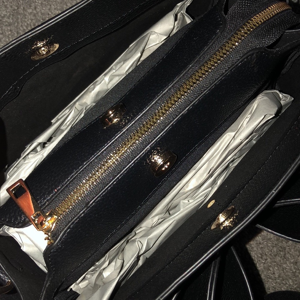 Donated. Crossbody leather purse - Picture 10 of 16
